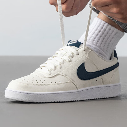 Nike (Nike) Herrenschuhe 2025 Neuer Sommer Court Low Top Sports Schuhe Weiße Luftwaffe Nr. 1 Einfache Freizeitschuhe HQ4867-101 Segel Weiß/Ortel Deep Sea Blue 41
