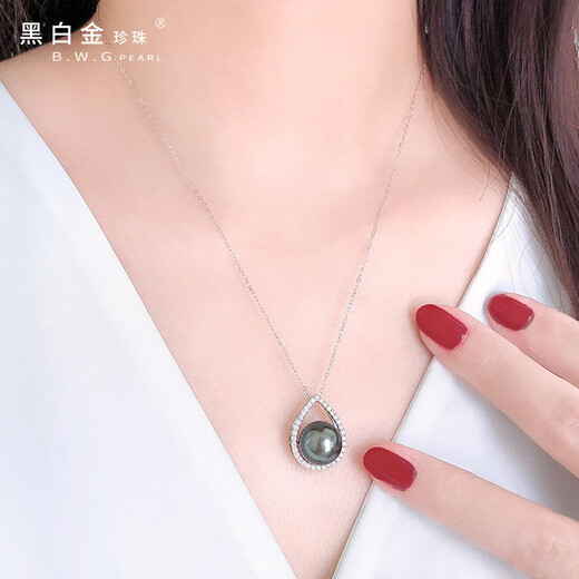 Black and white gold pearl seawater Tahitian black pearl 18K gold inlaid diamond pendant single black bead temperament chain birthday gift for others 11~12mm