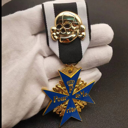 Fat Donglai's same model Iron Cross Prussian German Blue Marx Cross Medal of Merit and Courage Oak Leaf Gold Diamond Blue Horse Medal Tie (iron box)
