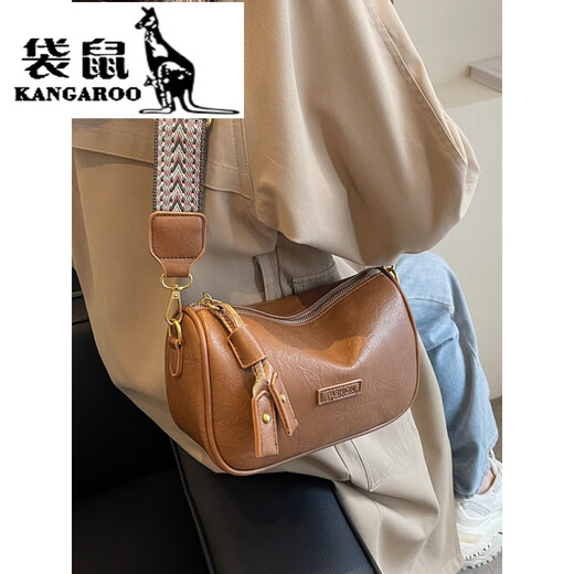 袋鼠今年流行波士顿2025新款包包单肩斜挎包女百搭小包枕头包背包 棕色