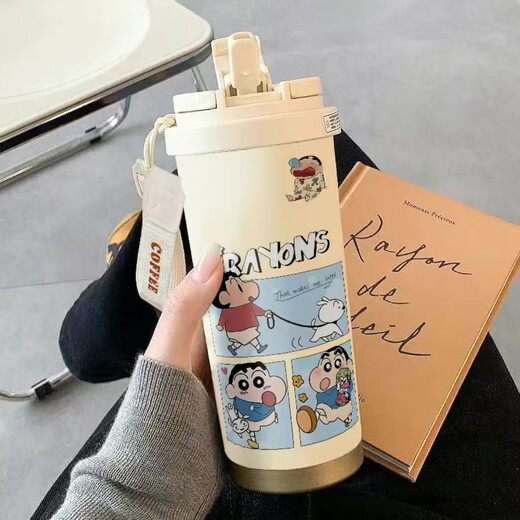 
Children's balls British co-branded crayon Shin-shirt thermos cup straw large capacity student double cover carry new water cup high appearance CKY679 Shin-shirt