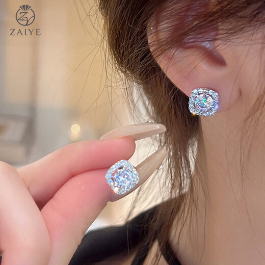 Flashing Diamond Cube Sugar Earrings in the Wild Women Don’t Need to Take Off Earrings to Sleep Light Luxury Temperament High-end Light Luxury Niche 2025 New Earrings Square Diamond Earrings