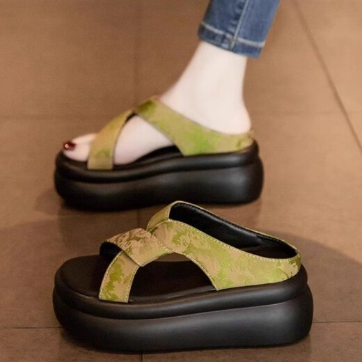 Belle Spaziergänge mit kleinen dicken Sohle-Schwamm-Kuchen-Sandalen für Frauen im Sommer tragen 2025 Neue Frauen mit hohem Strand von Frauen mit weichem Strand chinesischer Stil schwarz 36 36