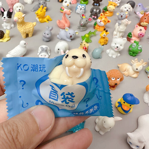 Glow-in-the-dark three-dimensional cartoon blind bag, miniature animal model that lights up at night, children's toy ornaments, Internet celebrity gifts, 60 solid-color animals, independent blind bag, no duplication