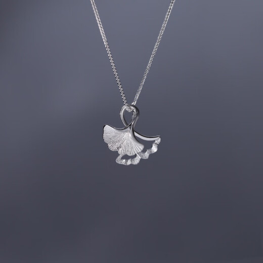 Collar para mujeres, estilo de hadas de verano, versátil, nicho de lujo ligero 2021 Nuevo diseño de la cadena de clavículas de diseño M1342 [Collar de hoja de Ginkgo]