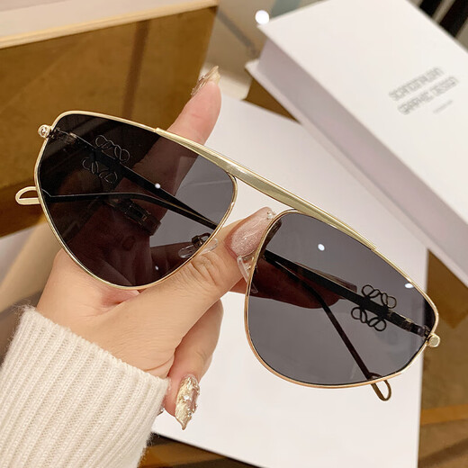 Nuevas gafas de sol de metal para mujeres Diseño Gafas de sol Sense Gafas huecas Marco para protección solar de hombres europeos y estadounidenses Gafas conductoras 9898 Té gris