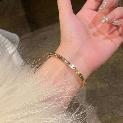Fat Donglai's same style small waist bracelet titanium steel non-fading Roman numeral bracelet girls' bracelet light luxury niche boutique two sets of high quality
