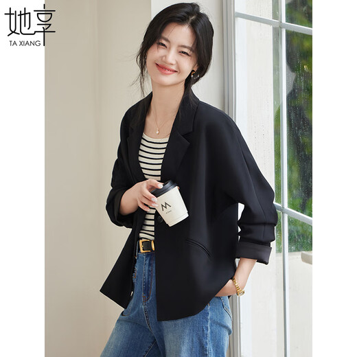 Elle aime les vestes courtes, les blazers décontractés, les tenues de travail, le tempérament, les petits costumes, les hauts courts noirs, T143U6001