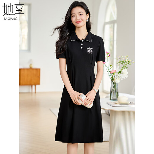 Sie genießt ein kurzärmeliges Kleid für den Rock im Revers-College-Stil für Frauen im College-Stil für Sommer-Taillen, damit sie einen schlanken Rock t142Q1319 aussieht