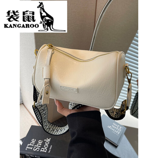 袋鼠今年流行波士顿2025新款包包单肩斜挎包女百搭小包枕头包背包 棕色
