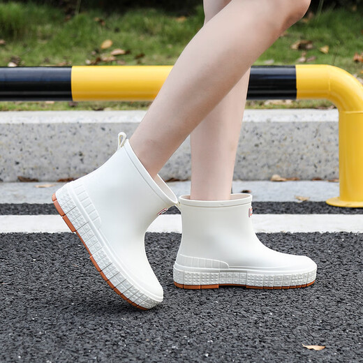 Fujian Mode japanische Regenstiefel für Frauen, die kurze Röhrenregenstiefel für die Arbeit im Freien wasserdichte und rutschfeste Schuhe Gummischuhe flach gesaliertes Pull-Toe-Schuhe Größe 38 [mit Innensohle, Markierung] Weiß tragen