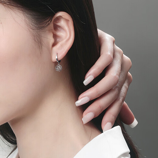 Safir birthday gift platinum earrings for women, PT950 platinum hollow rose earrings, one pair, about 2.3 grams