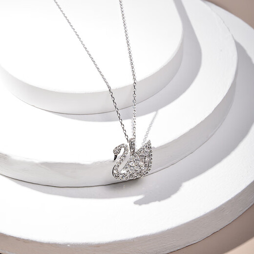 Swarovski (SWAROVSKI) black and white gradient swan necklace fashionable silver swan clavicle chain red swan female model gift for girls Guangzhou Bonded Warehouse Love Swan 5208071