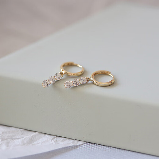 Beiyu white small C Korean imported gold 14K10K gold earrings sparkling with a string of small water drop pendants K gold earrings and earrings. The inner diameter of the earrings is 7.9mm. One pair