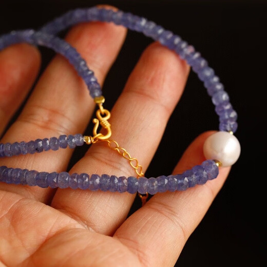 The Fujiu tanzanite necklace is a very high-end blue-purple ring. The ring surface is calculated by carat. The size is 4.5-5.5mm.