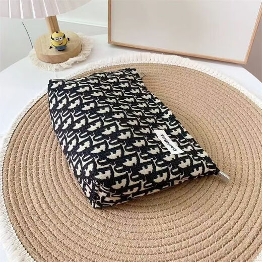 Vinoa niche fabric cosmetic bag with high appearance, texture, thick and durable storage bag, small portable European and American clutch bag, black letter bag (height 18 and width 26)