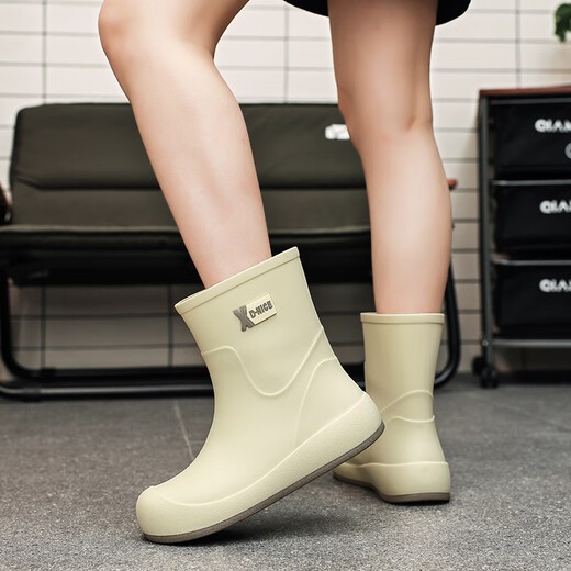 Bainike rain shoes for women, fashionable outside wear internet celebrity mid-tube rain boots, anti-slip water shoes for kitchen work, step on water rubber shoes plus cotton to keep warm, off-white 38