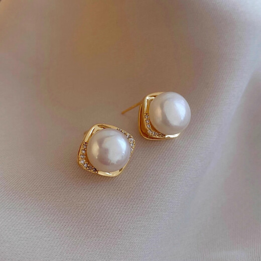 Yican Ni Ni's same freshwater imitation pearl earrings 2025 new popular earrings women's high-end earrings without piercing ear clips Ni Ni's same freshwater pearl earrings