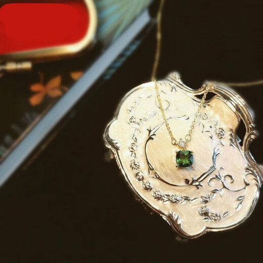 Shixiang emerald necklace American gold stone pendant white cold style ins female simple clavicle chain an emerald clavicle chain