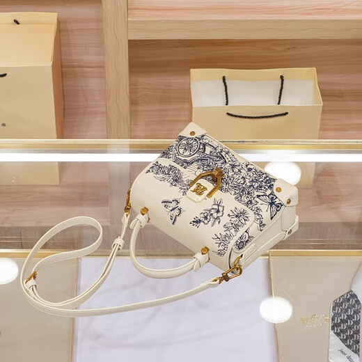 ESDS HONG KONG Brand Geuthesine Leather Women's Sac Luxury Luxury 2025 Nouvelle mode Bouton de verrouillage Small Sac à carré Bouton de verrouillage Single Bouteau Single Body White (coffret cadeau Counter Box)