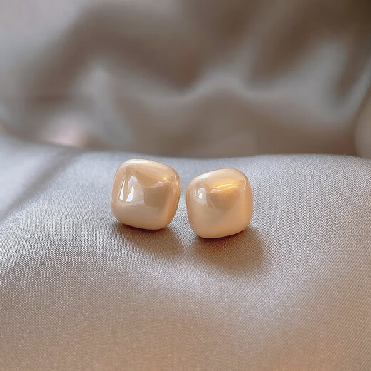Square earrings for women, new popular retro earrings, light luxury, high-end, elegant, imitation pearl earrings, champagne color 12MM, one pair