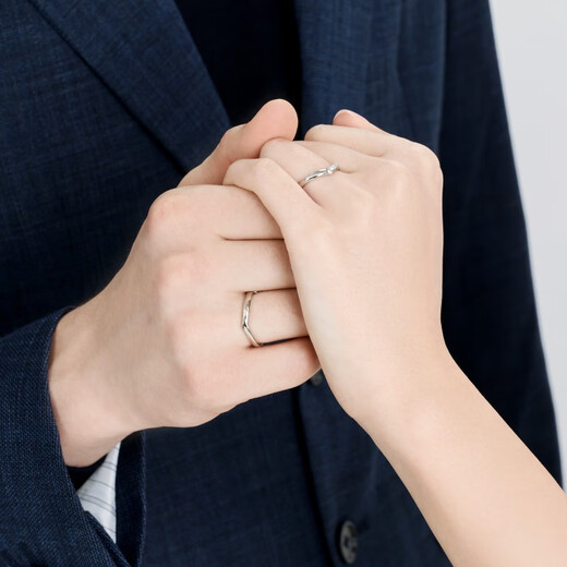 Chow Sang Sang PROMESSA Xingyu platinum diamond ring V-shaped star track couple ring for women 94706R pricing 11 circles