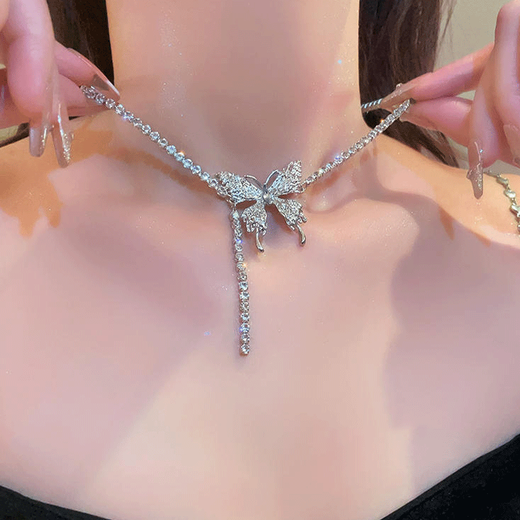 PEI Nanwei Flash Bohrer Schmetterling Halskette für Frauen mit leichtem Luxus-Nischen-Design trendy und High-End-Schlangekettenkette Halskette Schmetterlingsanhänger für Frauen, Blitzbohrer Schmetterling Halskette