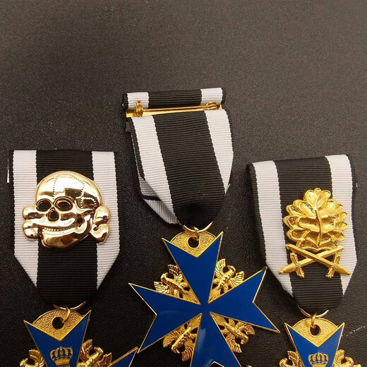 Fat Donglai's same model Iron Cross Prussian German Blue Marx Cross Medal of Merit and Courage Oak Leaf Gold Diamond Blue Horse Medal Tie (iron box)