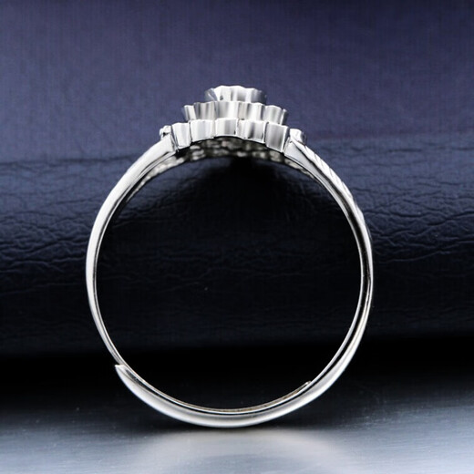 Qianshu (QIANSHU) PT950 platinum ring for women, rhombus-shaped imitation diamond faceted women's ring, platinum ring holding moon, engagement and wedding ring, one hole, gold weight about 2.38 grams, adjustable