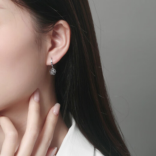 Safir birthday gift platinum earrings for women, PT950 platinum hollow rose earrings, one pair, about 2.3 grams