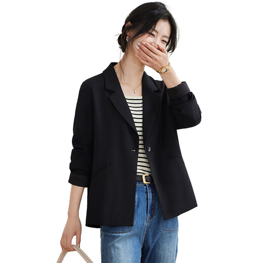 Elle aime les vestes courtes, les blazers décontractés, les tenues de travail, le tempérament, les petits costumes, les hauts courts noirs, T143U6001