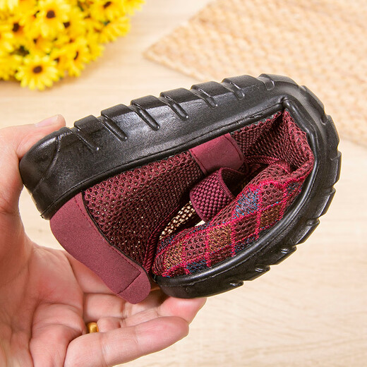 WVNE old Beijing cloth shoes for women new 2025 spring and summer women's elderly grandma shoes soft sole breathable mother shoes 7170-66 red 37