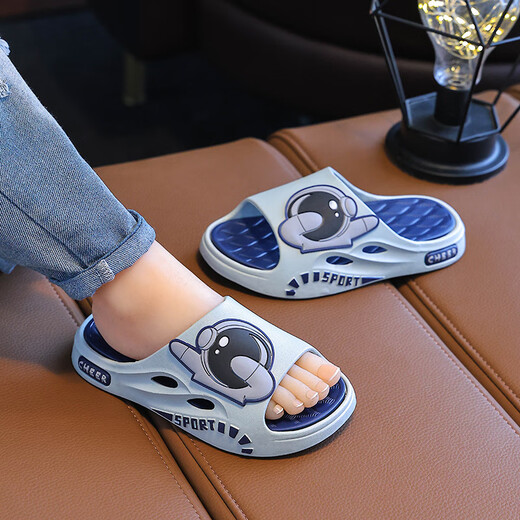 Boys' sandals, parent-child soft-soled summer cartoon non-slip home leisure indoor and outdoor children's slippers with a poop feeling, upgraded model, astronaut gray, size 28-29, inner length 18.5cm, suitable for about 4-5 years old