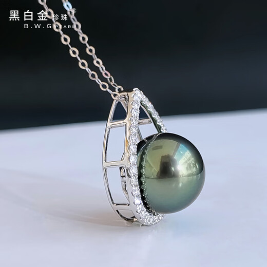 Black and white gold pearl seawater Tahitian black pearl 18K gold inlaid diamond pendant single black bead temperament chain birthday gift for others 11~12mm