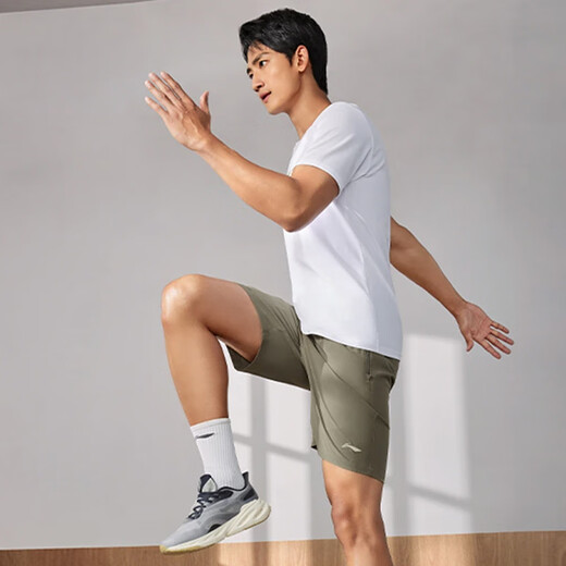 Li Ning Краткие спортивные шорты Мужские летние прохладные прохладные фитнес-рефлексивные комфортные беговые брюки.