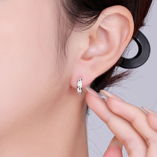 Yuan Shengfu's new fashionable PT950 shiny platinum stud earrings, simple, compact and versatile platinum earrings, 3.77g