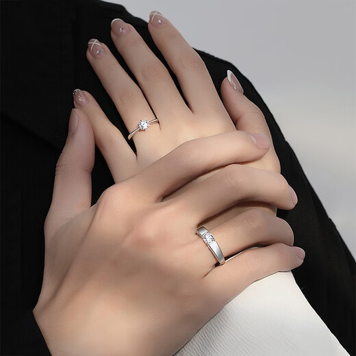 A pair of Chow Tai Sang couple rings in platinum, a pair of engagement and wedding gifts, and a beautiful box. Please note the size when placing an order. A pair of one-carat moissanite diamond rings.