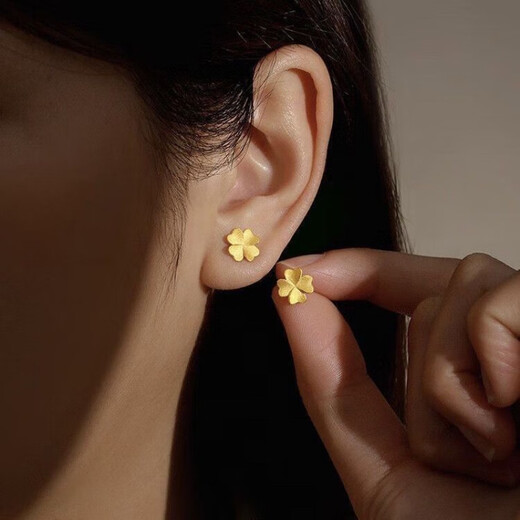 Shaofan Lao Phoenix Gold Store pure gold 999 pure silver four-leaf clover earrings for women 5G gold-wrapped silver earrings 2024 style for girlfriend gold-wrapped silver + ancient four-leaf clover small earrings 1.3g