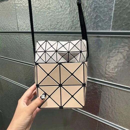 三宅一生（ISSEY MIYAKE）六月限定 LUCENT系列 几何图案设计拉链单肩斜挎包节日送礼 驼米色AG671 47