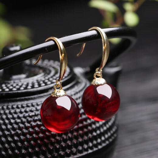 Beeswax earrings round bead earrings inlaid with chicken oil yellow old honey hook style women's sensitive earrings red blood 18K gold yellow beeswax earrings