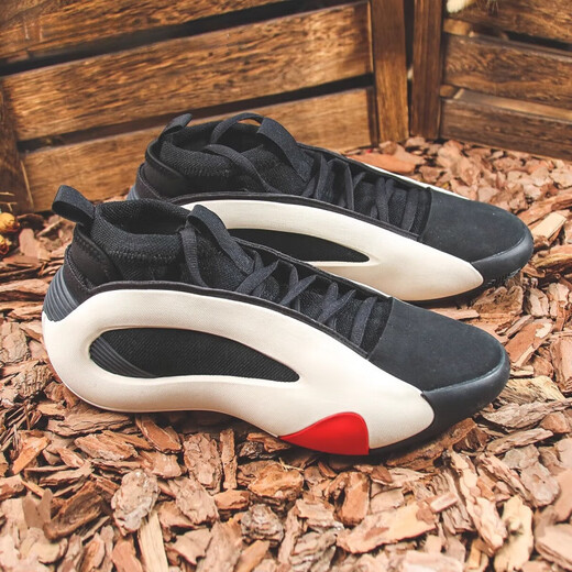 
Love Fei Mi's new Pegasus three Harden Vol. 8 basketball shoes for men Harden 8 generation black and white low top practical wear-resistant casual IE2694 [spot] 40