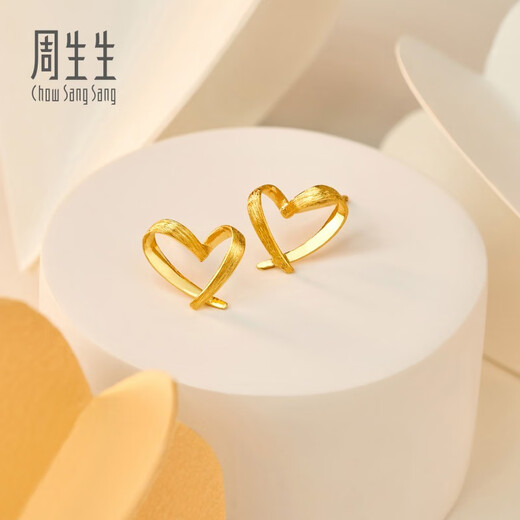 Chow Sang Sang Gold Earrings A Pair of Pure Gold Heart-Shaped Earrings as a Gift 68738E Pricing