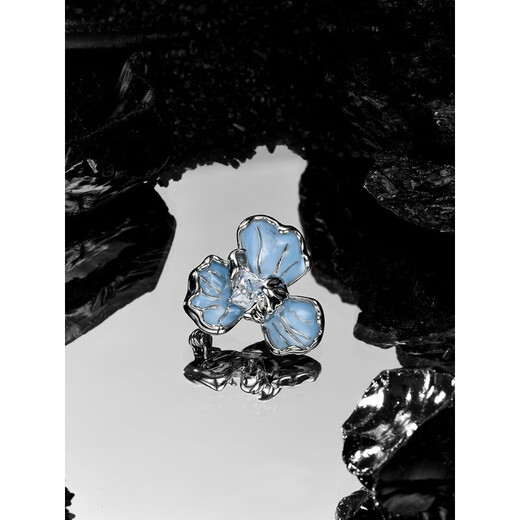 QUAMER gold store model 7Do summer iris brooch high-end women's neckline anti-exposure pin accessories sense western blue