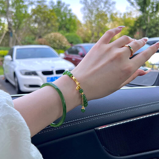 Only two pairs of natural Russian jasper bracelets, ice-transparent spinach green and field jade bracelets, jingle-shaped bamboo bracelets, niche temperament, bamboo bracelets