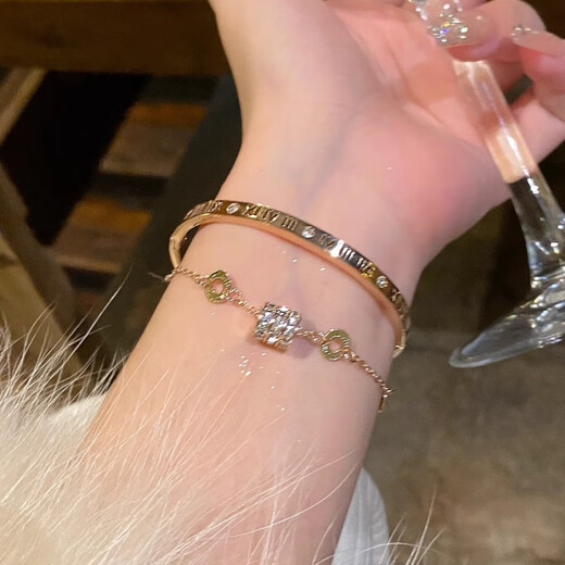 Fat Donglai's same style small waist bracelet titanium steel non-fading Roman numeral bracelet girls' bracelet light luxury niche boutique two sets of high quality
