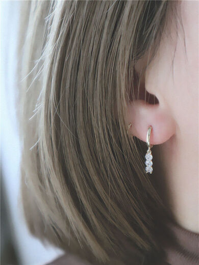 Beiyu white small C Korean imported gold 14K10K gold earrings sparkling with a string of small water drop pendants K gold earrings and earrings. The inner diameter of the earrings is 7.9mm. One pair