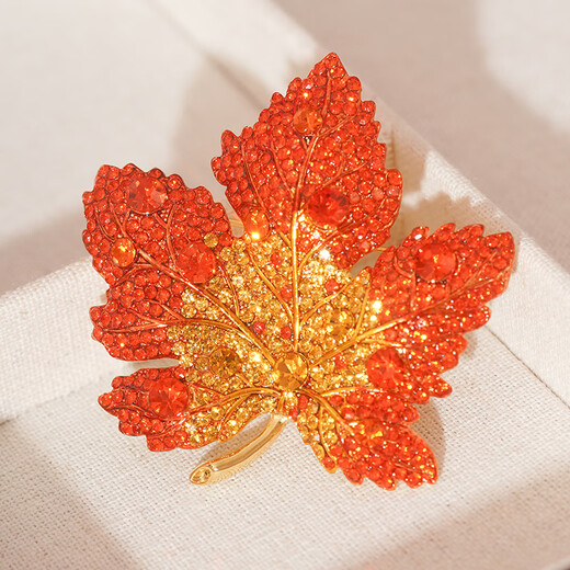 Idel brooch, high-end women's exquisite orange-red rhinestone maple leaf pin buckle design niche suit corsage embellishment accessories rhinestone maple leaf brooch XZ0505
