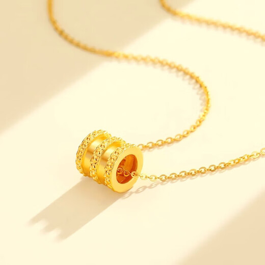 Jun Liang's pretty waist gold pendant necklace is fashionable and simple, pure gold and silver-wrapped clavicle pendant as a Valentine's Day gift for his girlfriend. Small waist gold and silver-wrapped pendant, about 0.2 grams of gold.