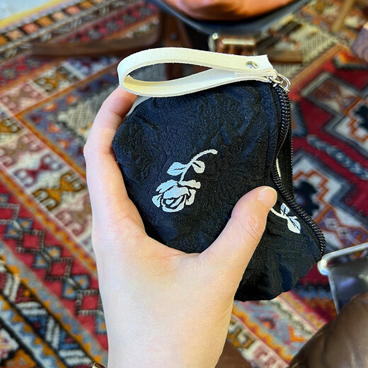 MIUCATCH美摘玫瑰花小小包卡包零钱蓝牙耳机化妆包小号迷你便携收纳软布袋 小小包-朵朵玫瑰黑底