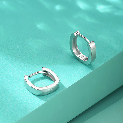 Yuan Shengfu's new fashionable PT950 shiny platinum square earrings, simple, compact and versatile platinum earrings, 2.55g